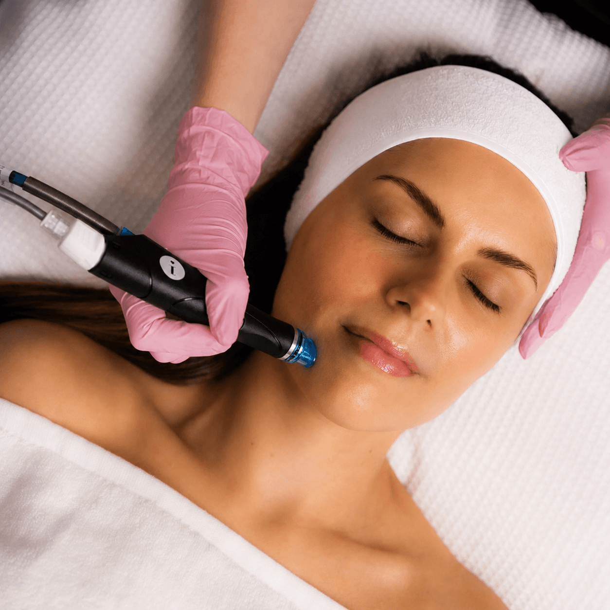 HydraFacial treatment in a serene Ardan treatment room